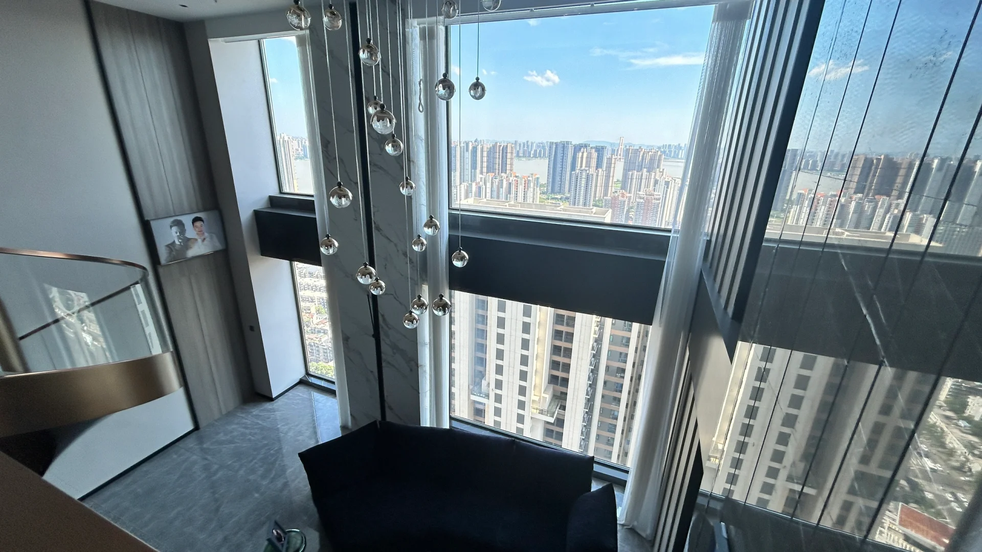 豪宅复式来咯 俯瞰城市天际线 亏本240W➕