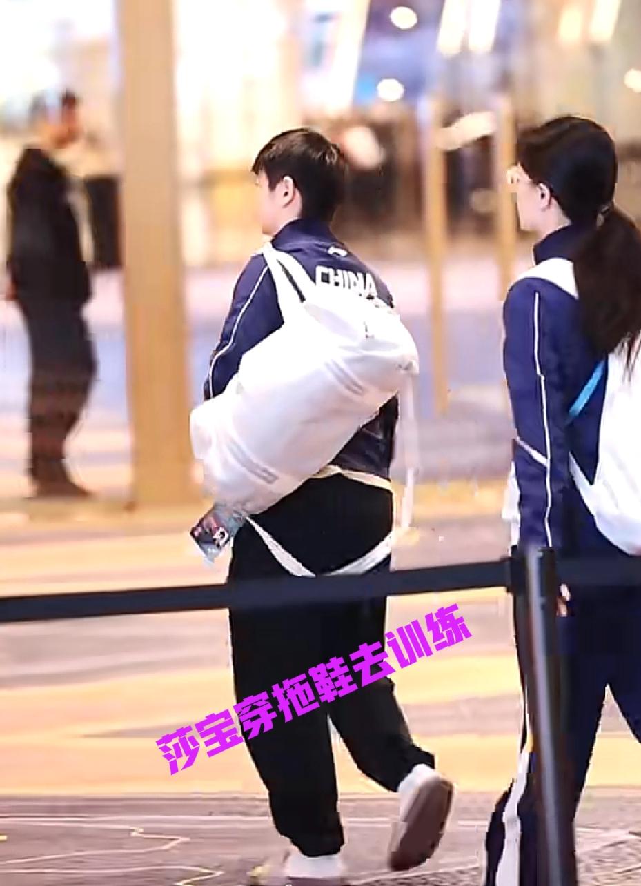 没有座无虚席算什么开幕式呀！世界杯可是三大赛呀，上午场，观众席人烟寂寥；当然，有