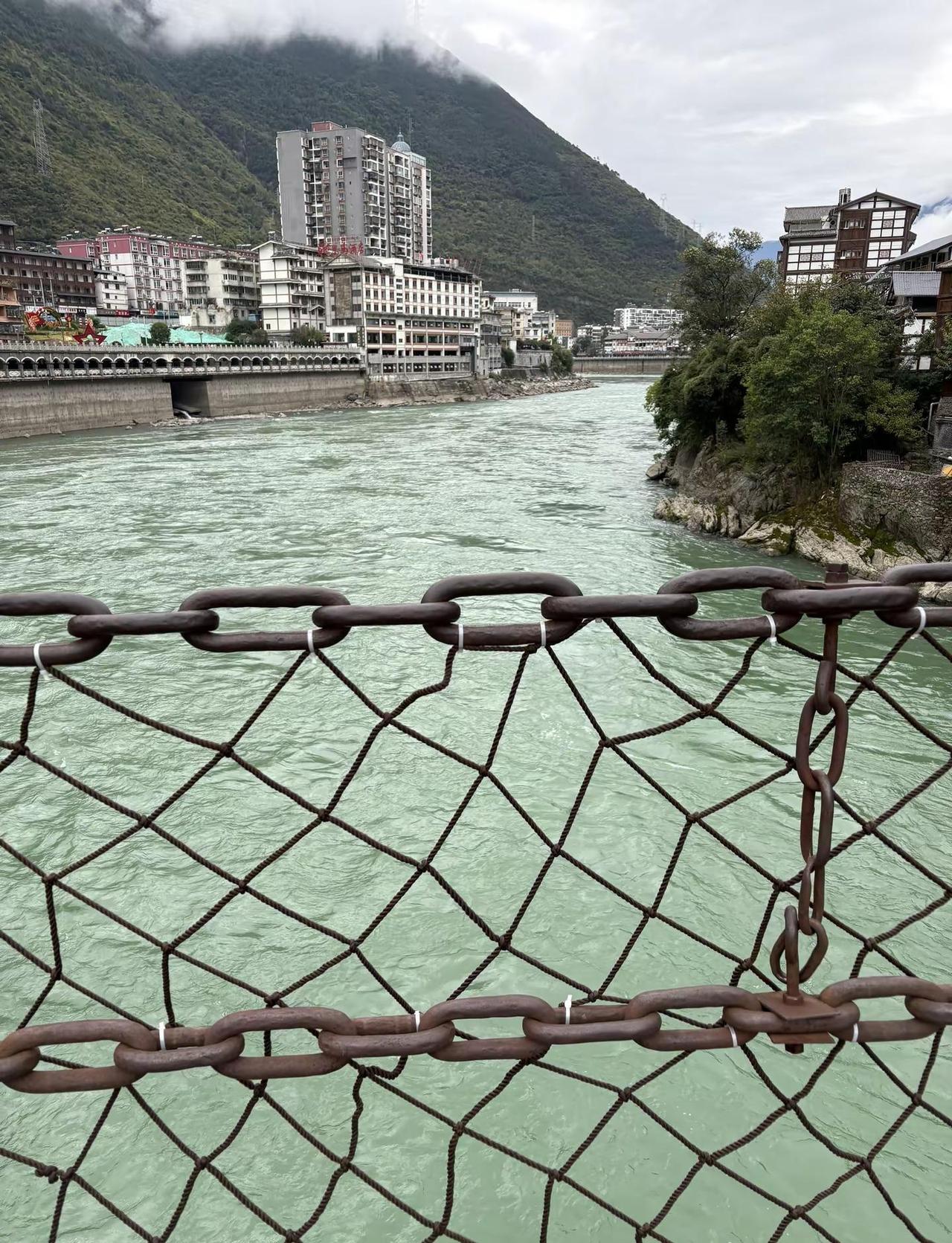 东奥那个横空出世惊艳世界的小女孩用她朴实的赛后采访感动了亿万人。然后三位相关女士