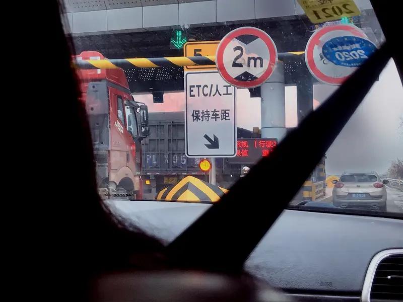 男子打顺风车为20多元过路费进急诊。湖州的陈先生打了一辆顺风车，从南浔到长兴，车