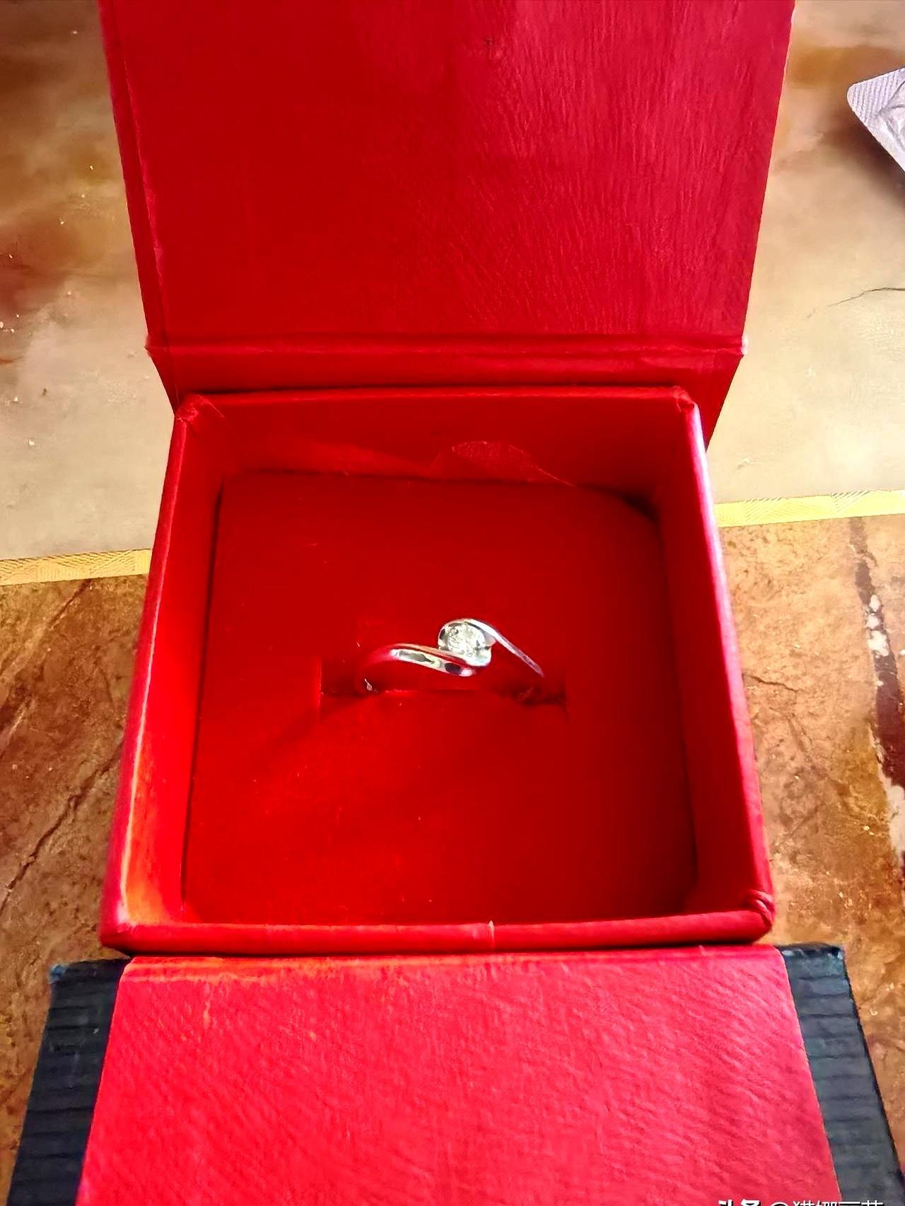 3万买的I Do钻戒，回收只给3千，我当场就懵了。
 
别傻了，你买戒指的钱，一