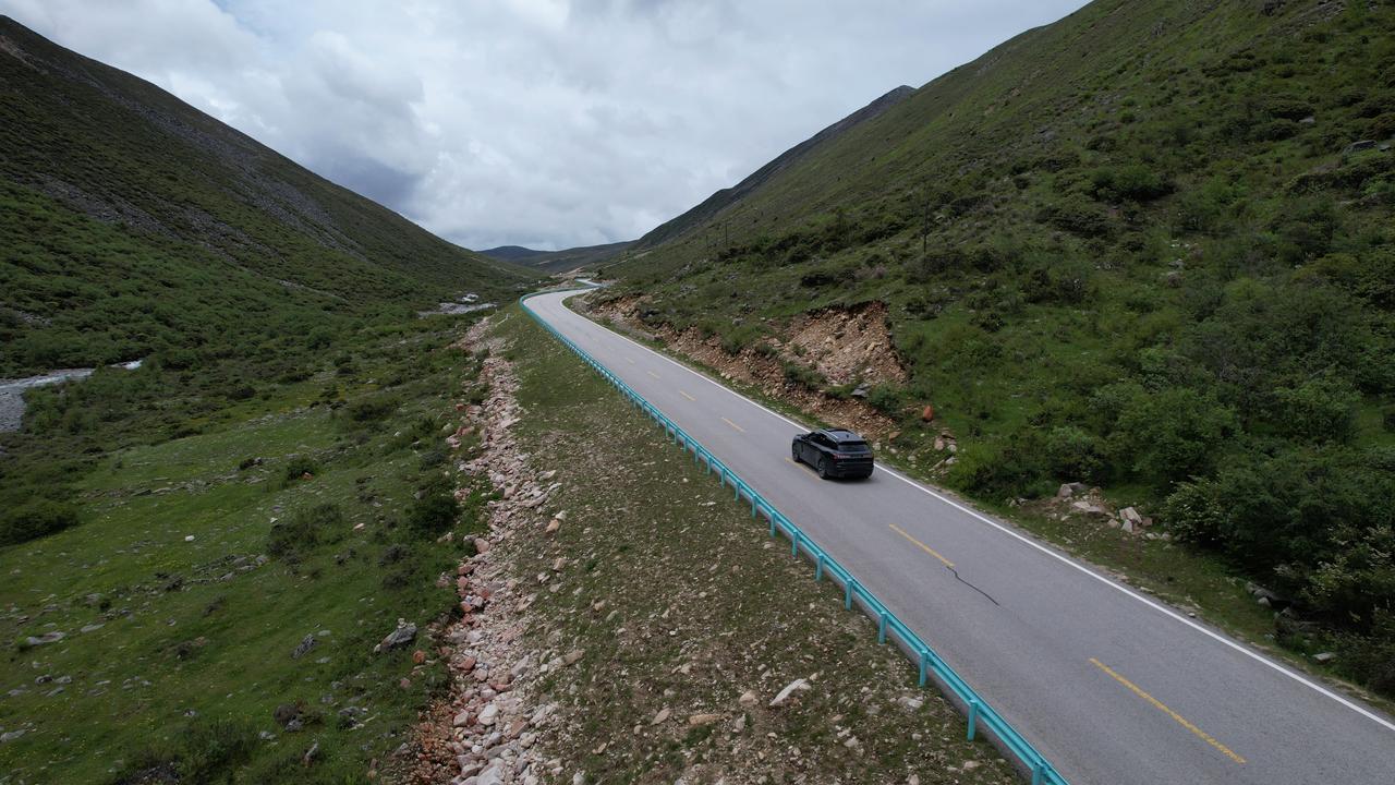 上一集我们说到从榆磨路出来进入康定县城，然后准备翻折多山去往塔公草原。
这里，就