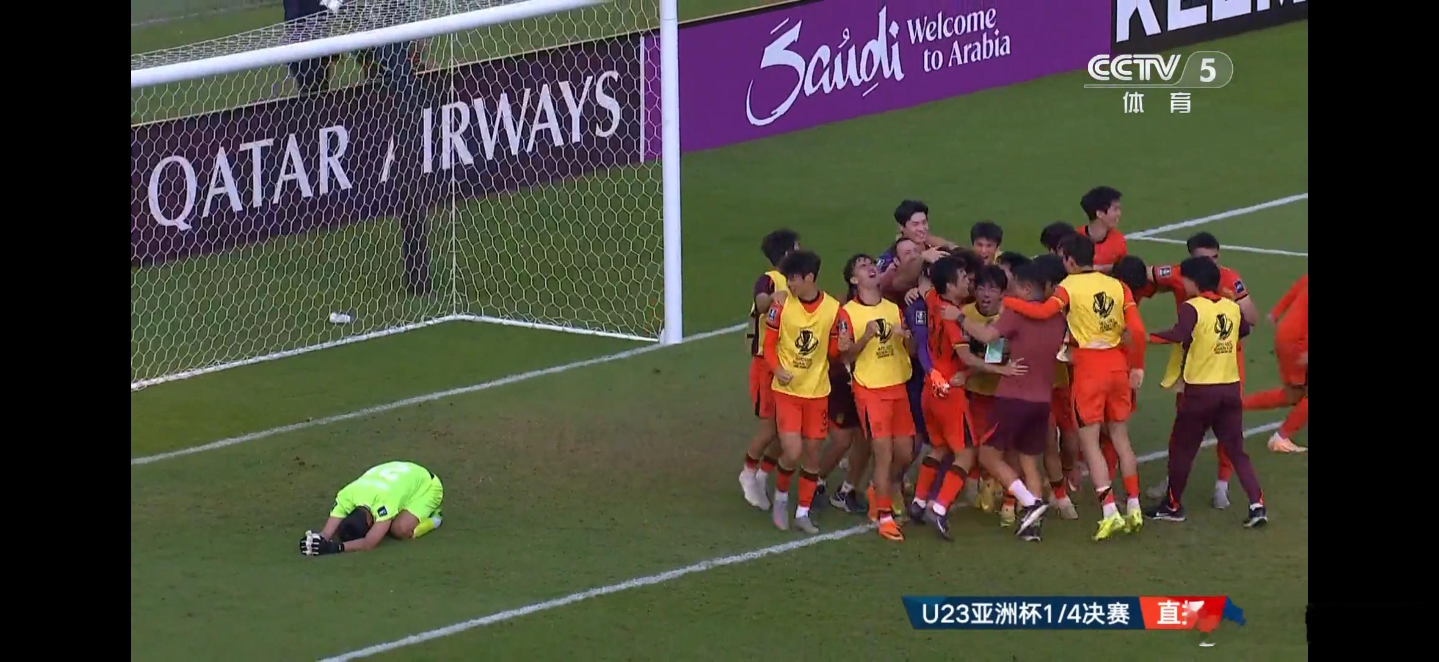 说实话，看到U23球员们尽情的庆祝，看到这一幕和对方门将的反差，眼眶湿润了，中国