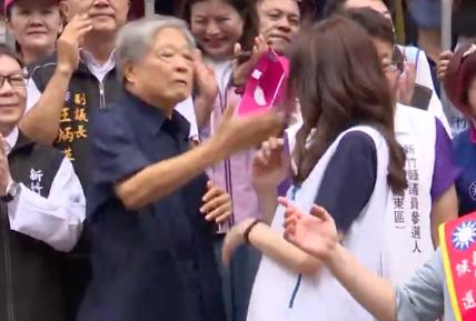 就在昨天，新竹前县长范振宗登台致词时突然对郑丽文开炮，不只抨击国民党战略错误，让