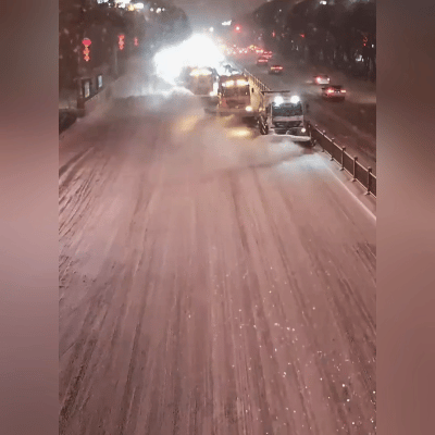 好家伙！12月10号夜里，乌鲁木齐的雪下得跟不要钱似的，转眼就给城市盖了层厚棉被