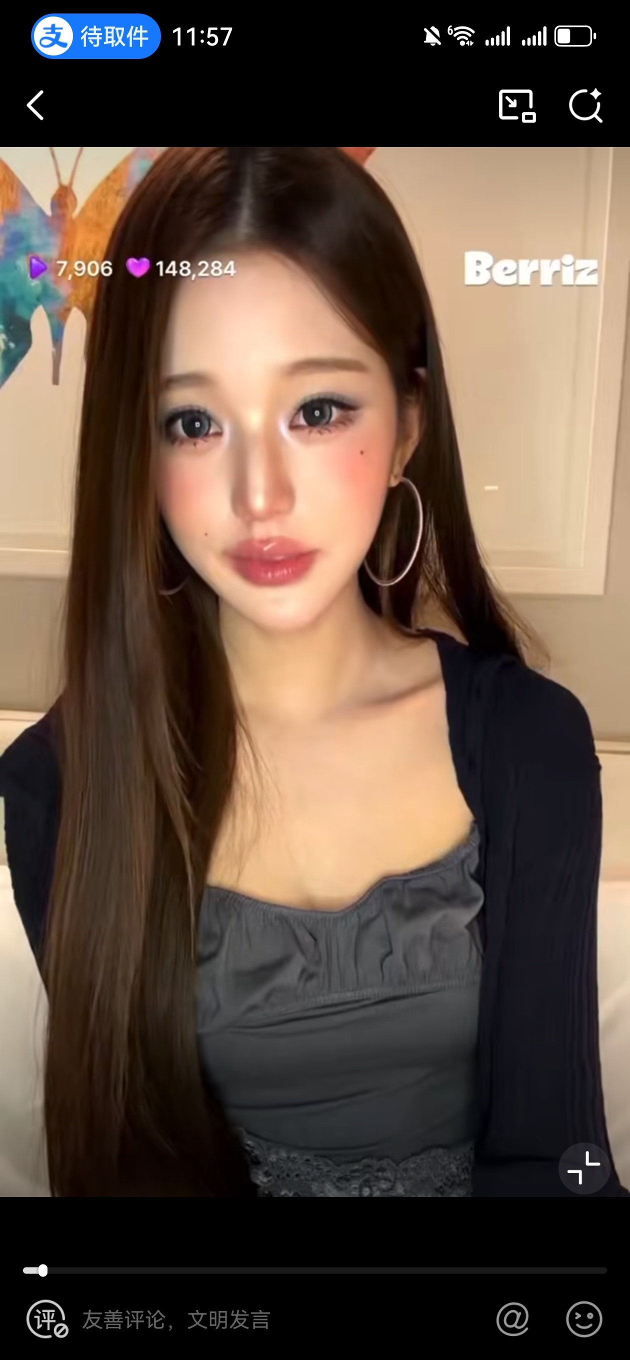 张元英口红像偷吃完辣条我好像没见过她原生嘴巴的样子，每次都是这种嘴唇像融化了一样