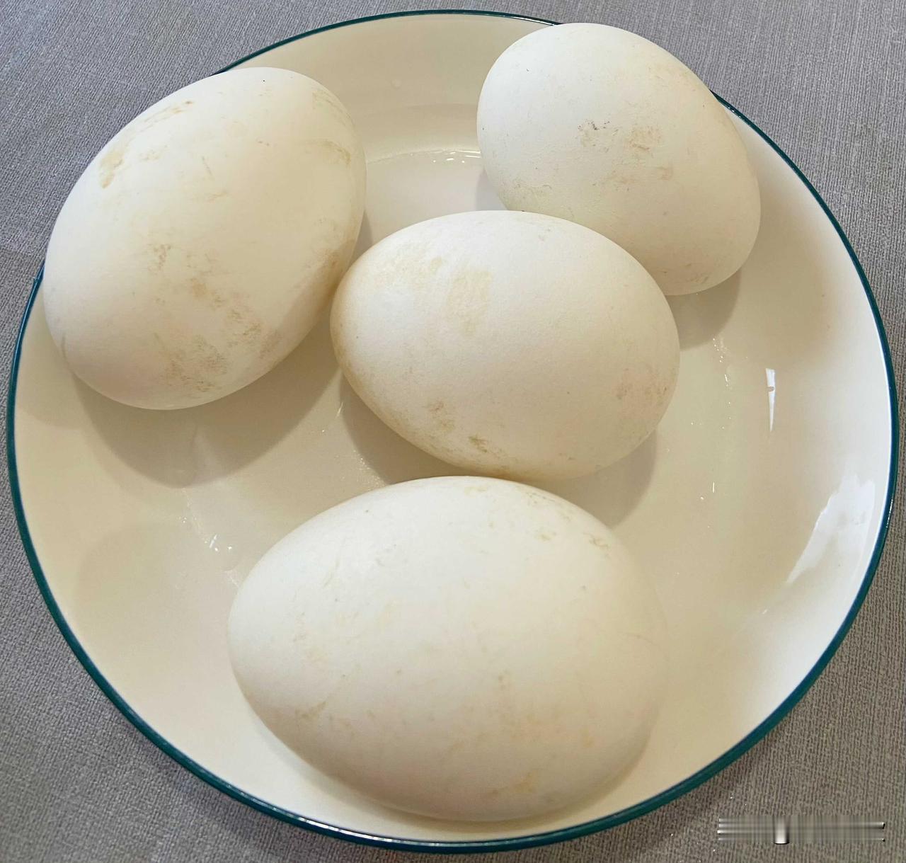 关键就是这个炒酸菜，配白面馒头可以，配白水煮鹅蛋可以，不然，今日的早餐就成了白茫