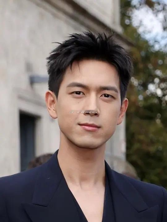 李现 G 社生图！硬帅感拉满✨。救命！谁还没看到李现 Prada 大秀的 G 社