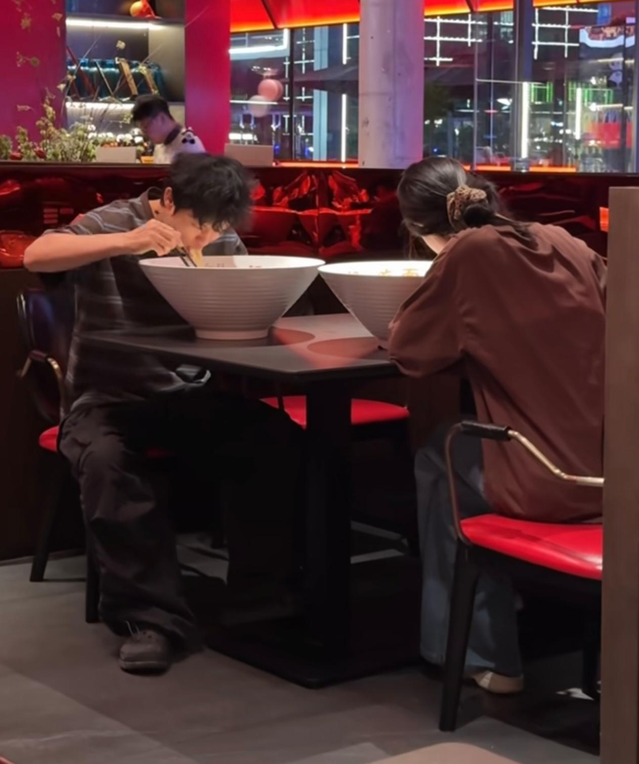 超大碗，吃的是啥？
我很好奇，看得我也想吃！