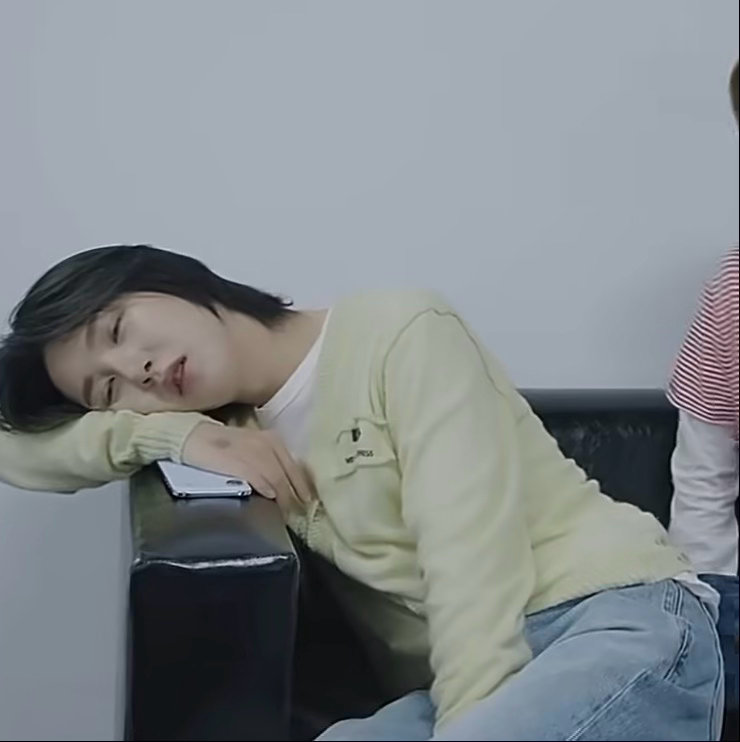 为什么躺着的时候会自己塌腰做曲线出来啊。 ​​​