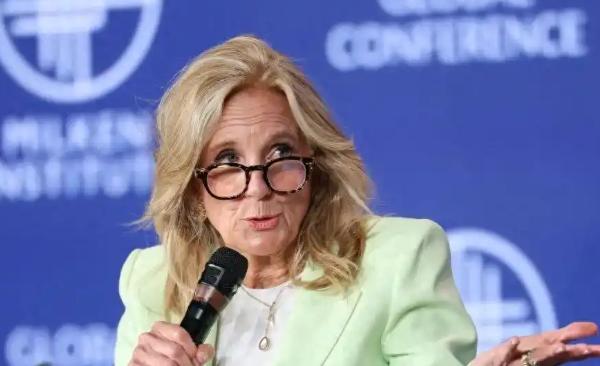 整整隐瞒了两年！拜登妻子如今终于说出实情，当年2024年的大选辩论现场，拜登并不
