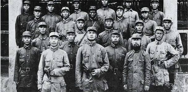 1944年，侦查员文国才被捕，不料，日军翻译官却对他低语：“别暴露!“没几天，牢