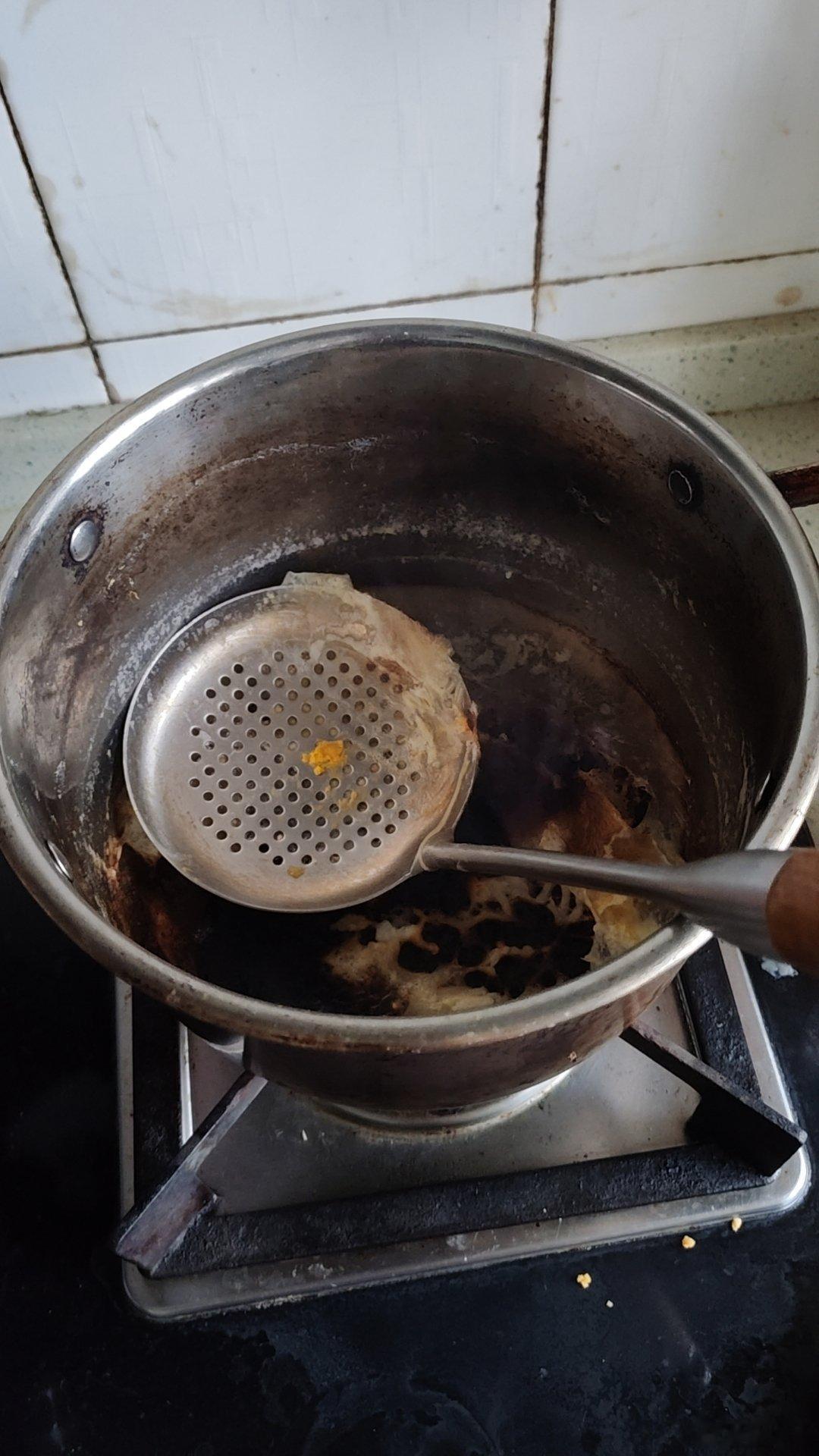 今天女儿在家自己煮面，面煮好了不知道关火，我刚好在房间工作，还好我鼻子灵闻到了糊