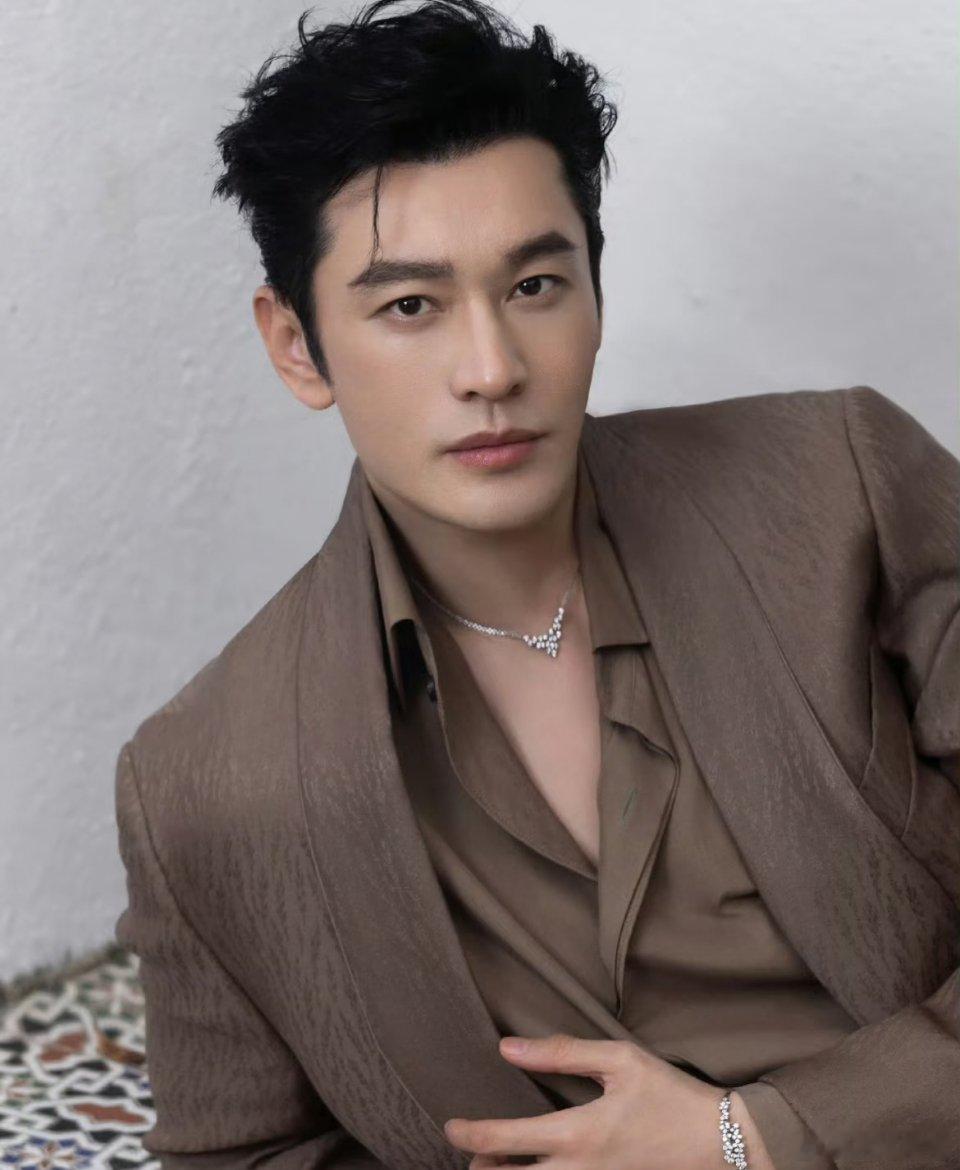 黄晓明工作室喊话狗仔我不行了，第一次见辟谣这么快的.....狗仔拍到黄晓明现身产