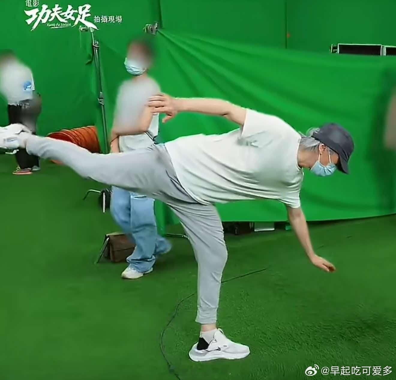 星爷这一个动作承载了25年的回忆周星驰标志性踢腿瞬间勾起满波回忆，二十五载时光匆