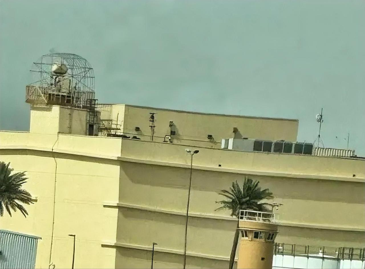 美军也开始借鉴俄乌战场上坦克使用的格栅装甲增加防护的办法了。
通过格栅结构阻挡F