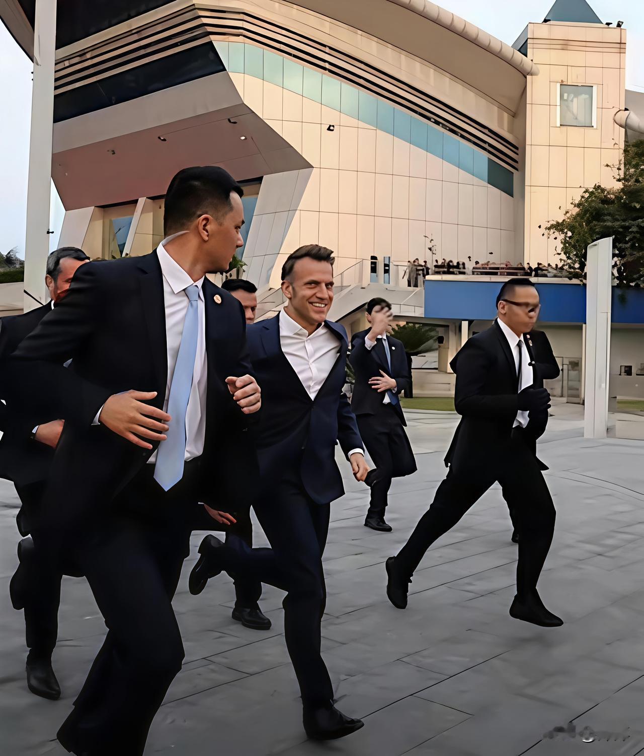 一路小跑中的马克龙，面露喜悦发自内心的高兴。