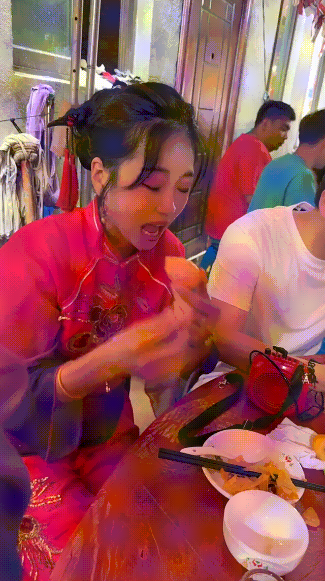 一颗枇杷居然就让小姐姐现出了原形！