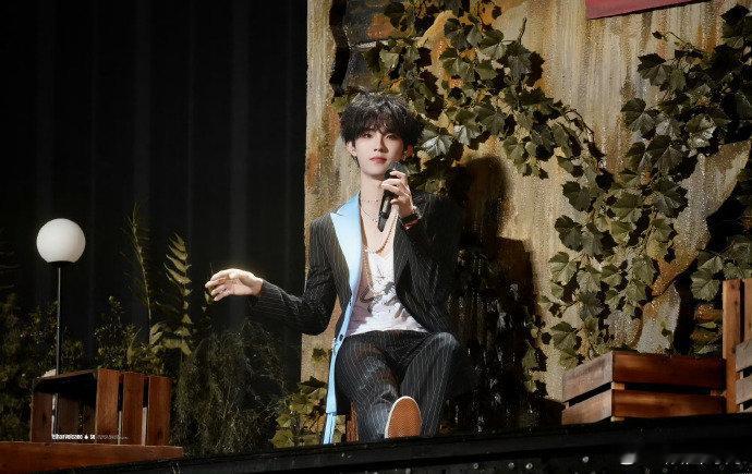 苏新皓都怪TOP又下雨了 演唱会talk的小彩蛋太有意思，苏新皓现场给粉丝构思朋