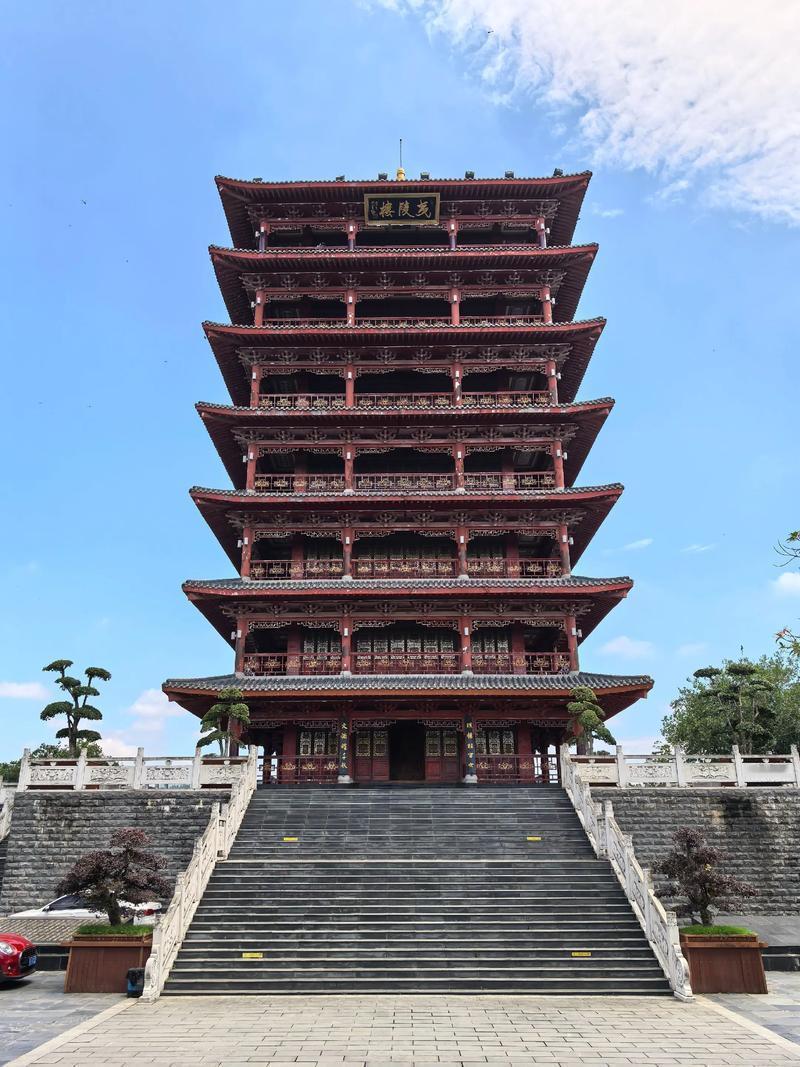 宜昌市夷陵区在小溪塔兴建夷陵楼时，本想让小溪塔名副其实，复建一个“小溪塔”。但有