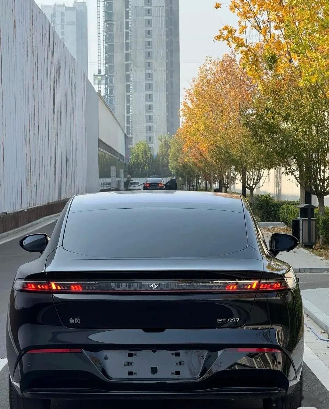 当钢铁机器遇上智趣灵魂，2025款eπ007可不只是新车登场，这是一场与Z世代的