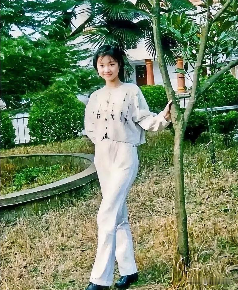 1996年广州老照片：16岁少女树下留影，如今成顶流却未婚，你能认出她吗？
 