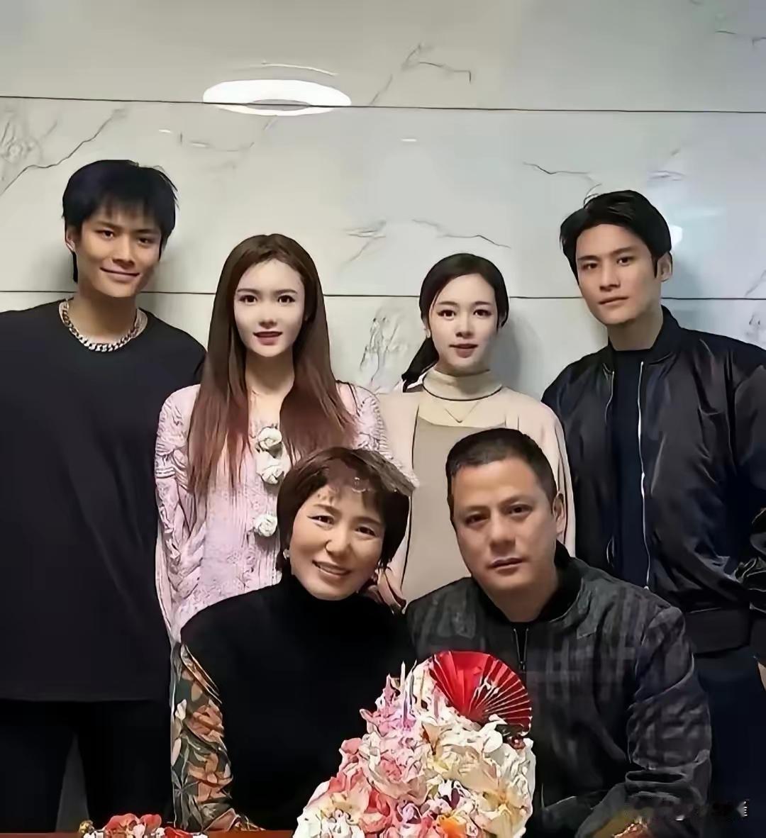 小杨哥的结局，一点不冤。

​从农民儿子到带货顶流，赚了起码几十亿，够三代人挥霍