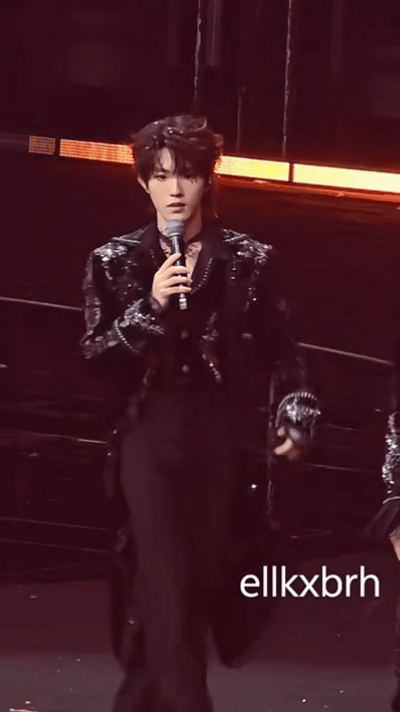 苏新皓害羞了当大屏切到他特写，他突然眨了好几下眼，像是被灯光晃到，实则是害羞得想