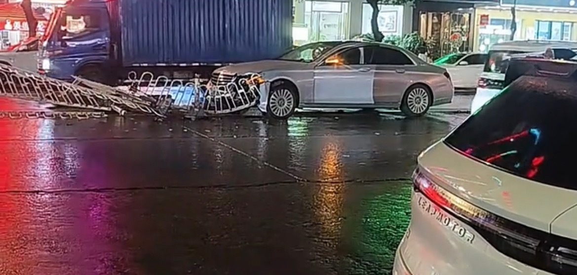 8月21日晚，网友反映：玉林人民西路一茶饮店门口护栏被小车撞坏。 玉林