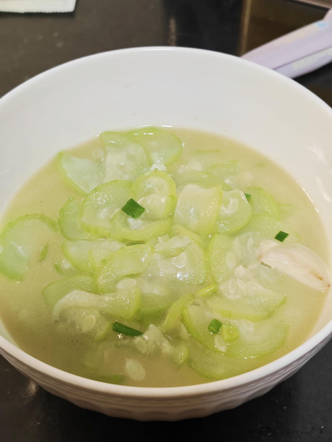 我发现湖南人还是挺喜欢吃丝瓜的，反正我做丝瓜就是图一这样清炒，不需要放任何对于的