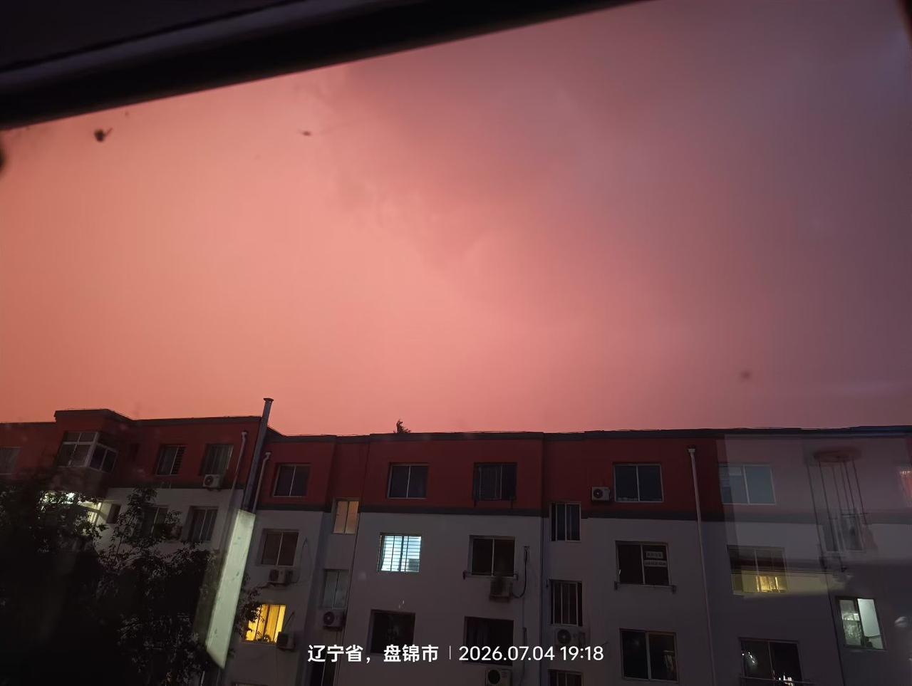 坐标辽宁盘锦
今天晚上7：20分，天气实拍云图。天昏地暗，天空云是枣黄色，预示着