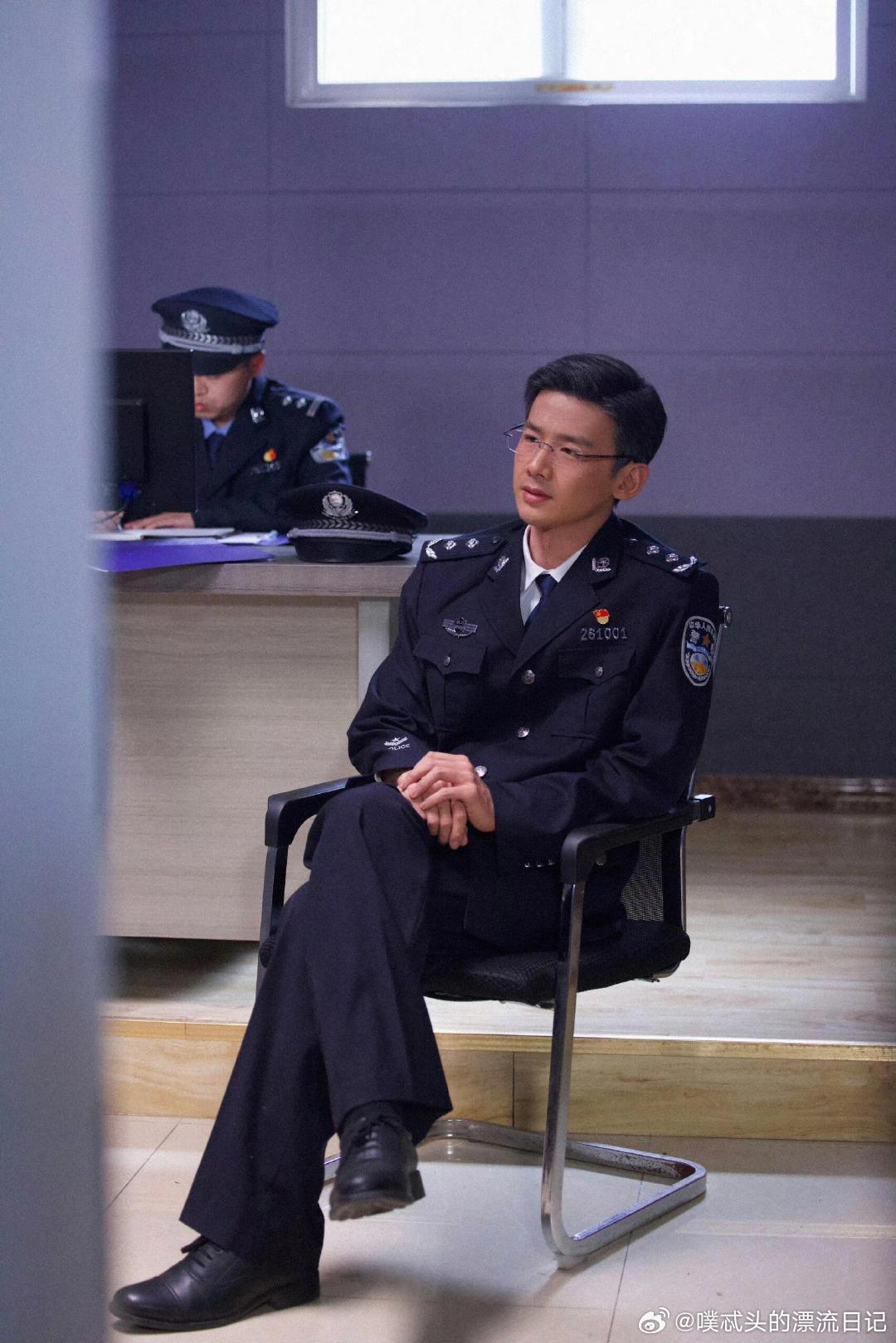 制服这一块白敬亭手拿把掐救命！白敬亭的制服造型也太有记忆点了！《城池营垒》黑色警