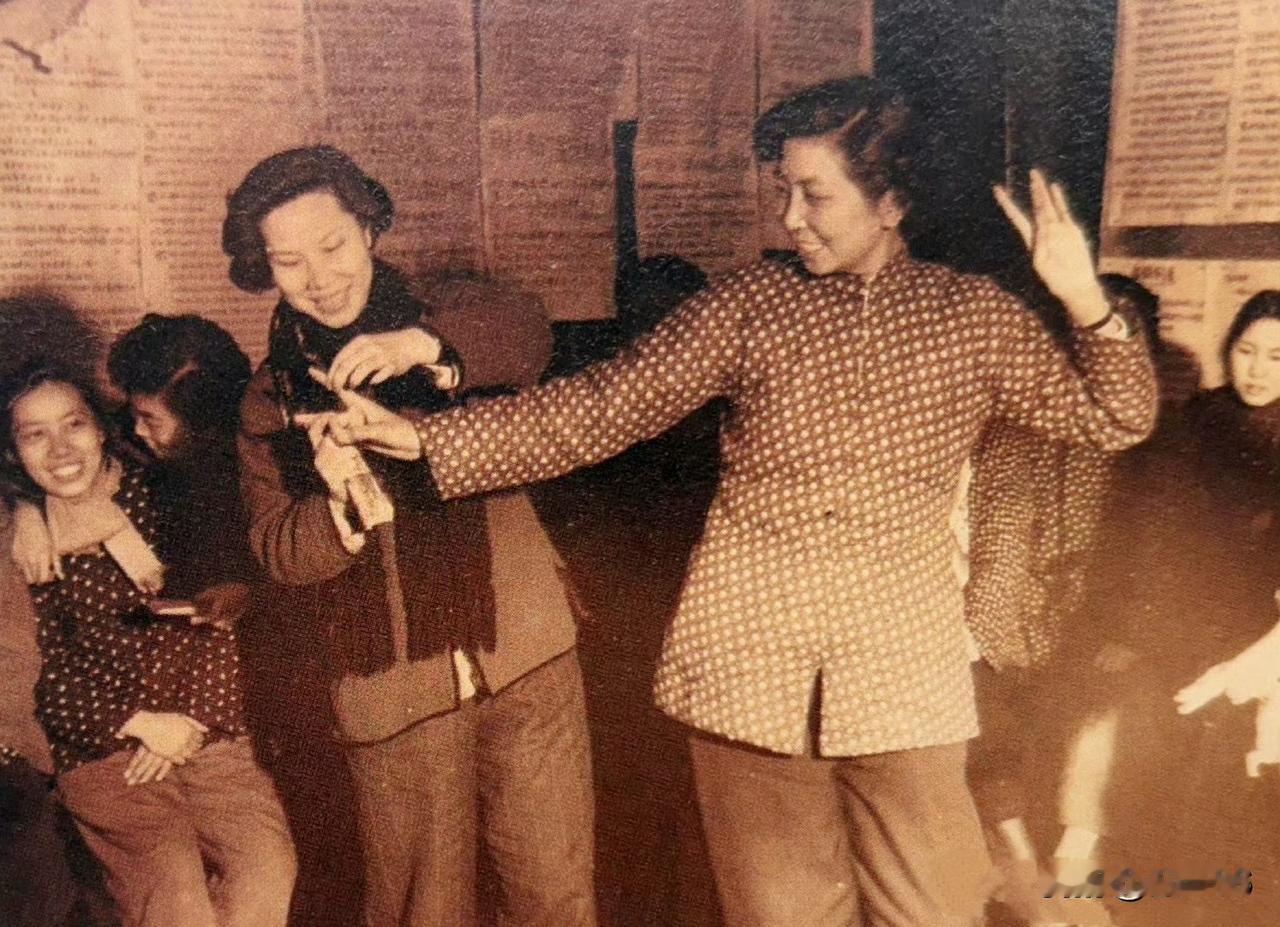 黄宝妹向徐玉兰 王文娟 傅全香学习越剧表演的身段、指法