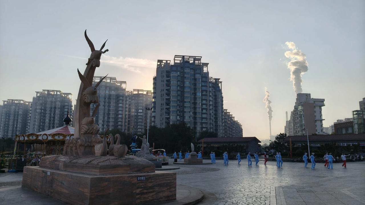 秋日生活打卡季清晨海边，清风相伴，健康锻炼的人们沉醉在自我陶醉中[偷笑]