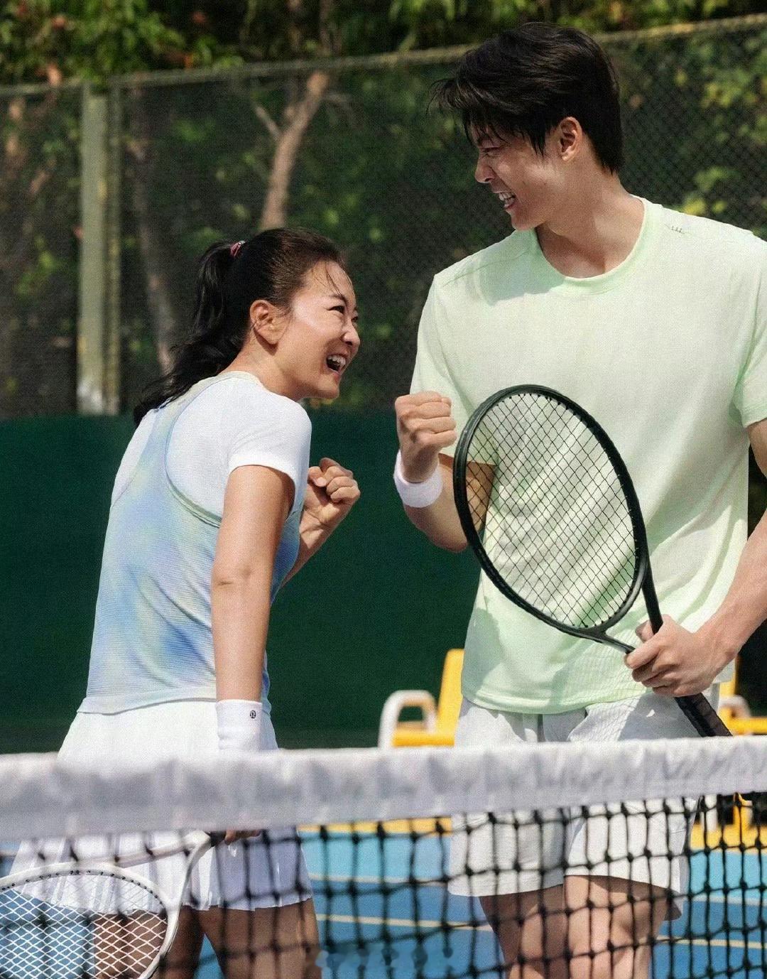 汪顺贾玲打网球汪顺晒和贾玲打网球的照片。配文说网球很好玩，冲浪也不错，下次要上板