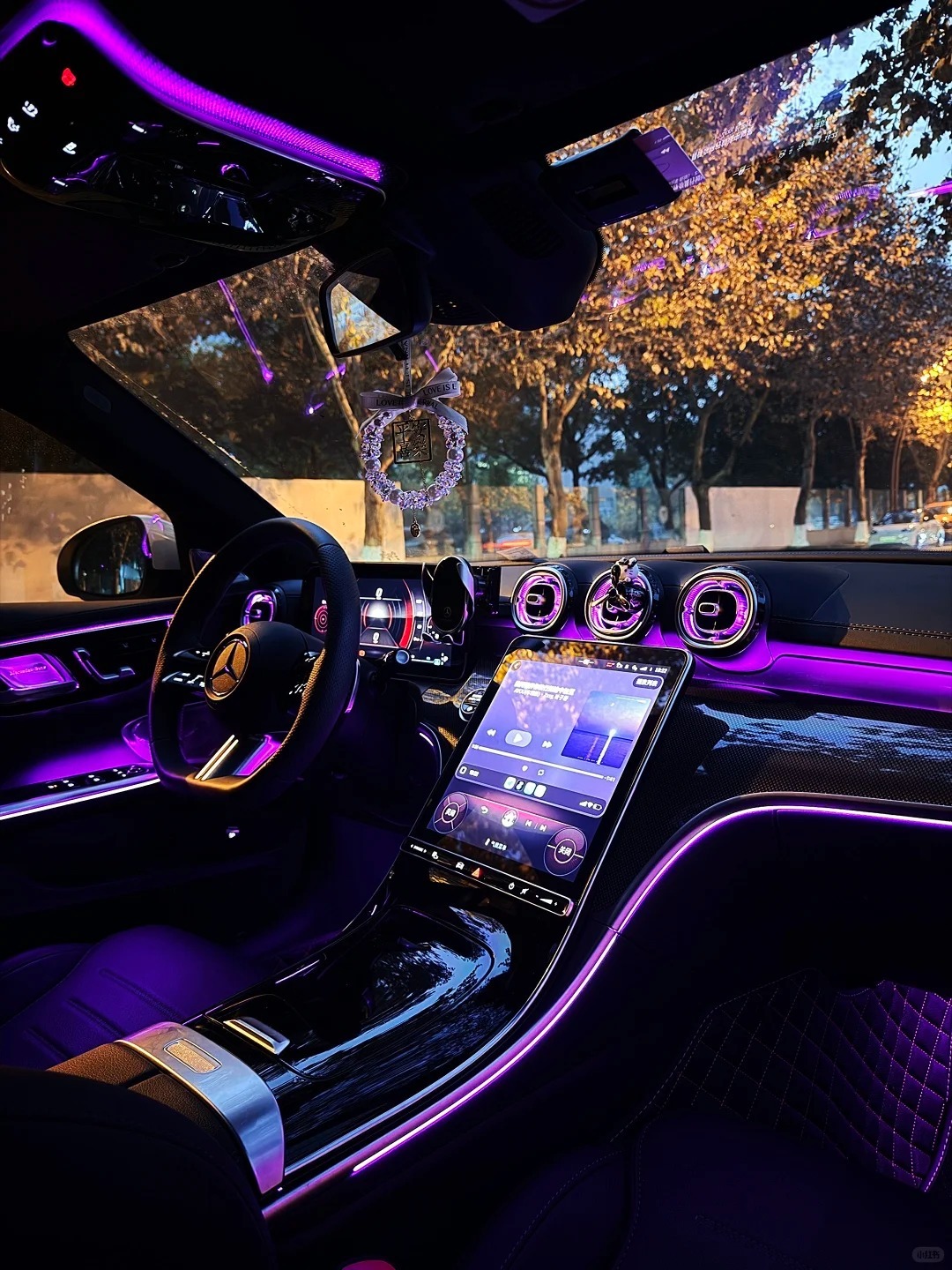 谁能拒绝一辆颜值和实力并存的车呢？晚上氛围感直接拉满。流线型的车身，不管停在哪都