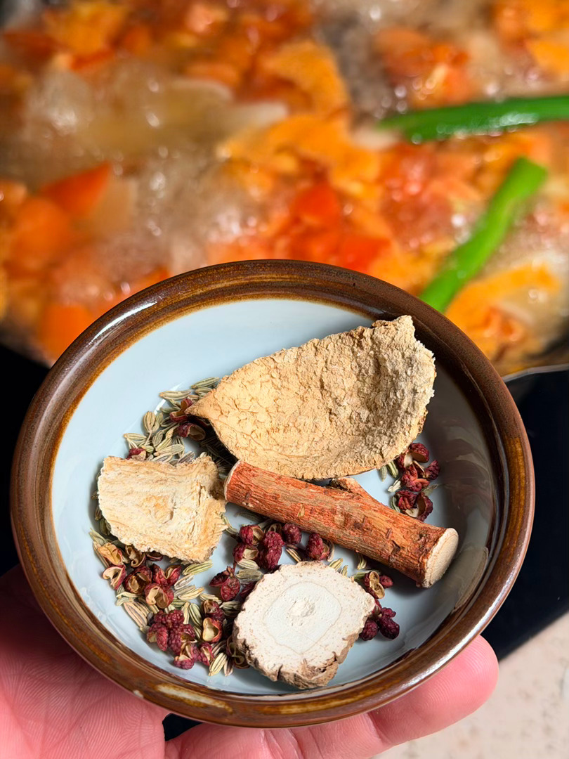 老张的晚饭，用牛排骨和牛肋条做个蔬菜多多汤。猜猜图中都是啥料？ ​​​