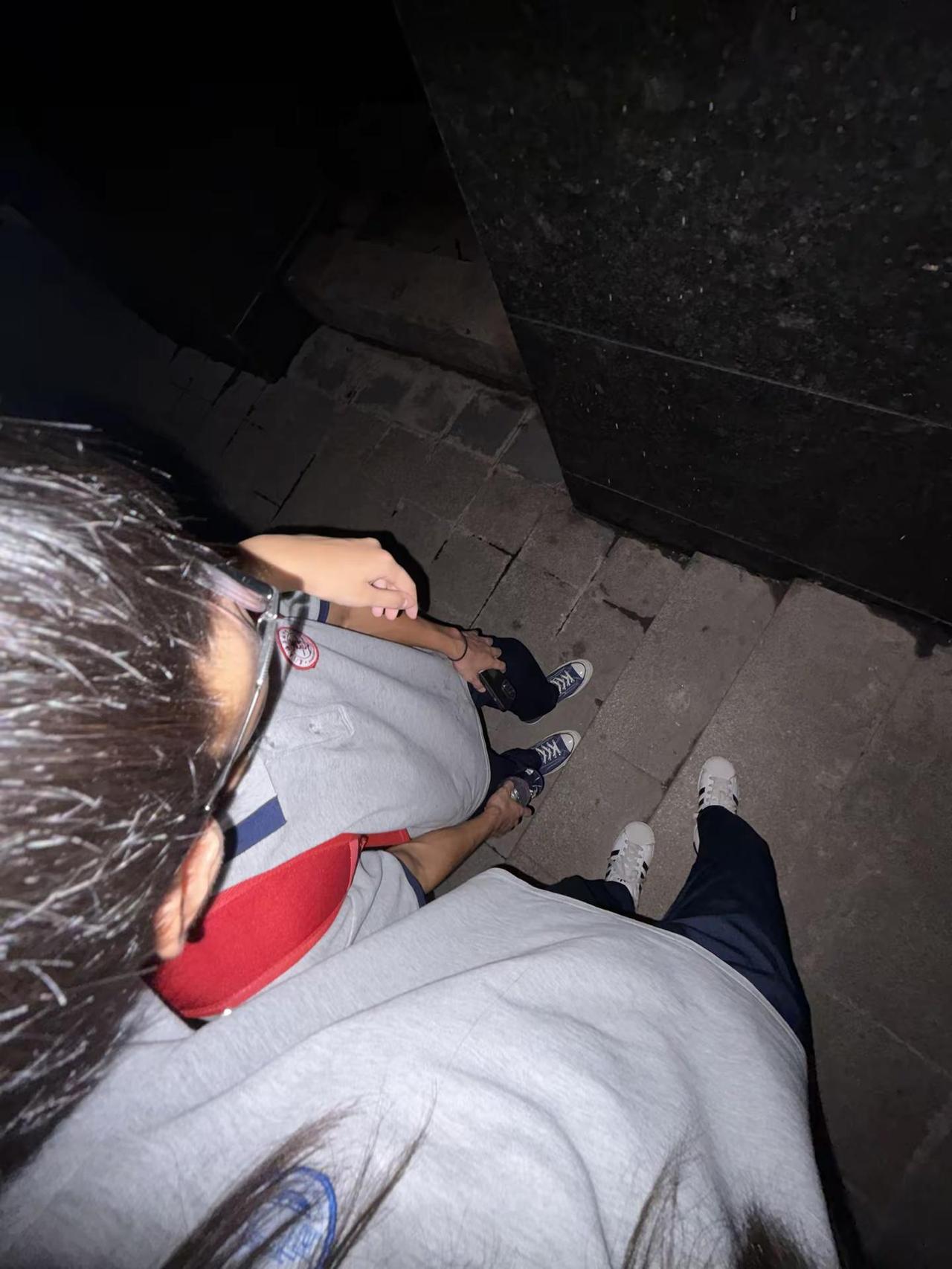 不在一个高中没关系啊 你别总哭