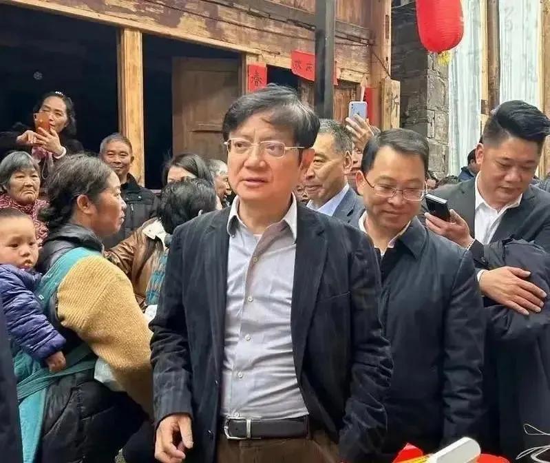 [中国赞]大家还记得当年的网红校长，外号“大炮”的郑强吗？他曾在衡水中学，当着三