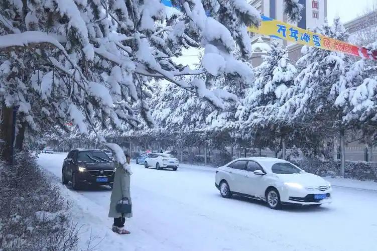 新疆遭遇11月特大暴雪 多地启动应急防范
 
11月5日至6日，新疆多地遭遇强降