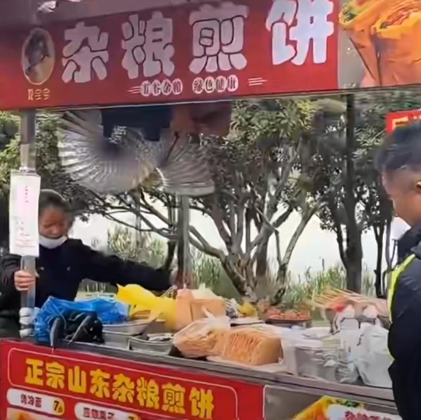 ‌人间自有真情在，遭遇同行恶意挡摊后，长沙“煎饼阿姨”夏摊主摊位前排长队，有人发