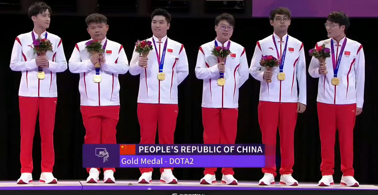 #DOTA2中国队夺冠#是不是有位裤子穿反了？？[笑cry][笑cry][笑cr