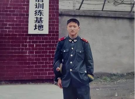 2006年，两名壮汉欲拐骗2个女学生至南方，车上，女生悄声求救，同车的武警战士却