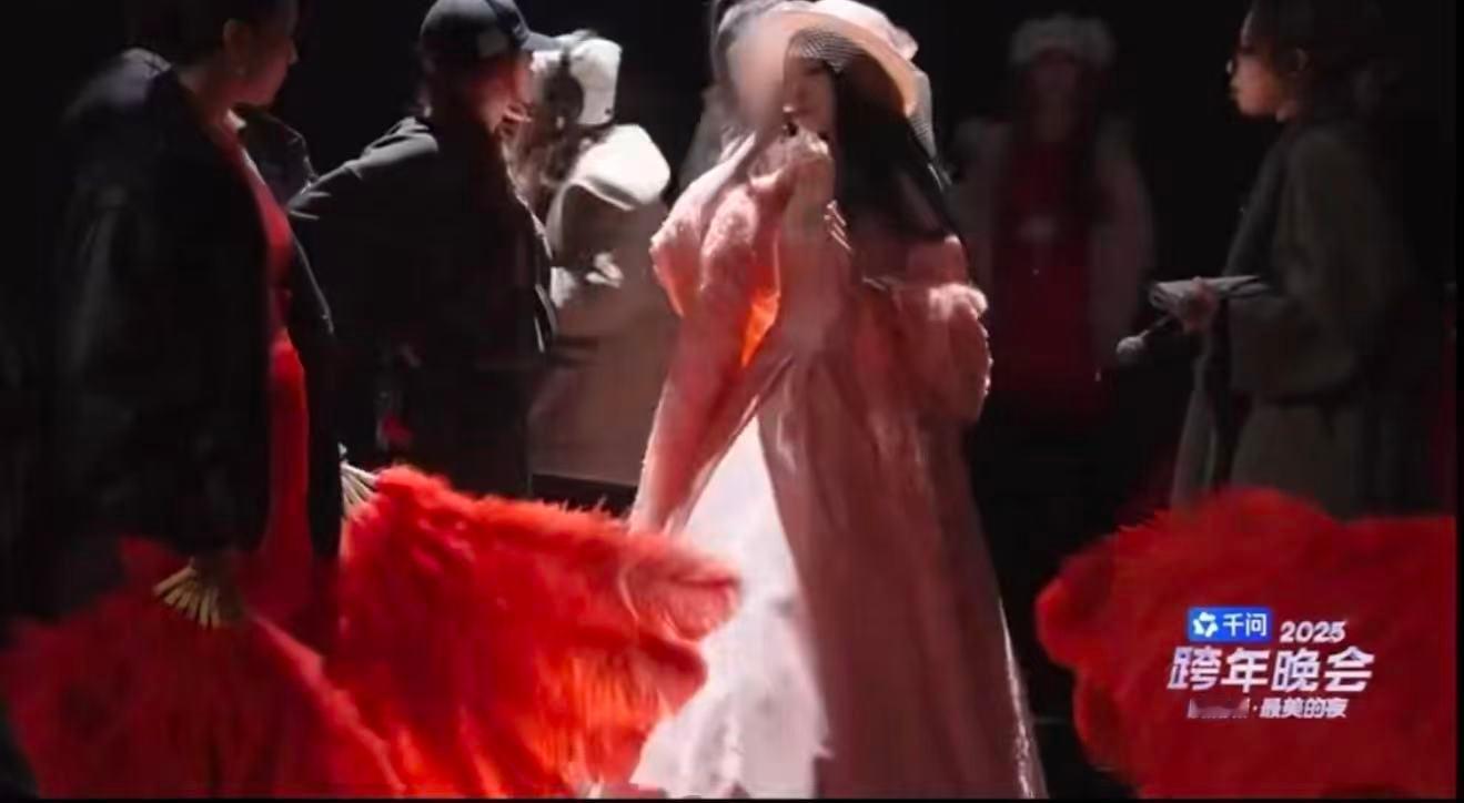 沈佳润甜妹金发公主妆2025B站跨年晚会沈佳润金发造型梦幻十足，粉调眼妆温柔可人