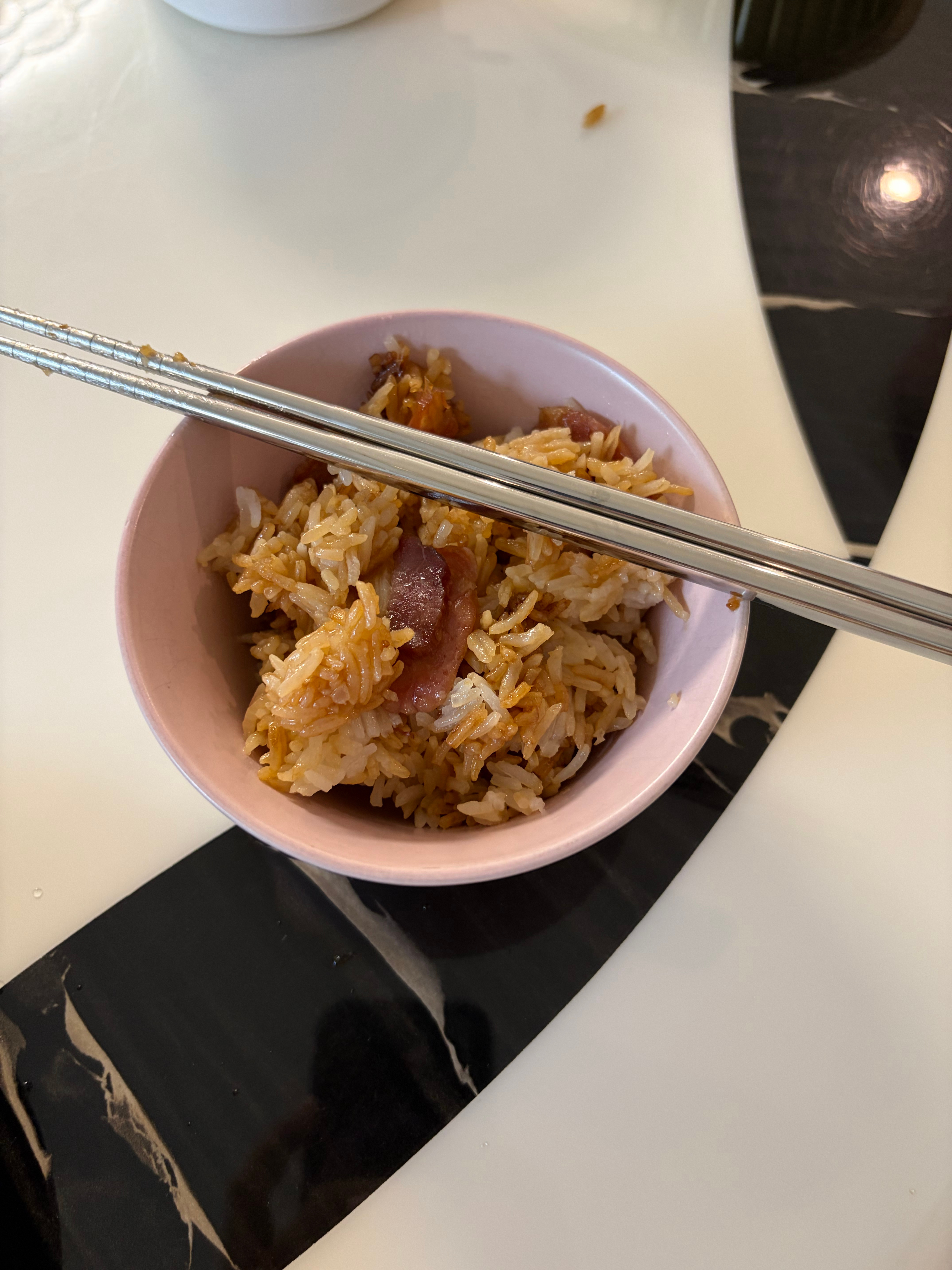 我们老家湖南的吃饭规矩筷子不能像图1这样摆在碗上面，因为这种方式是祭祀用的。日常