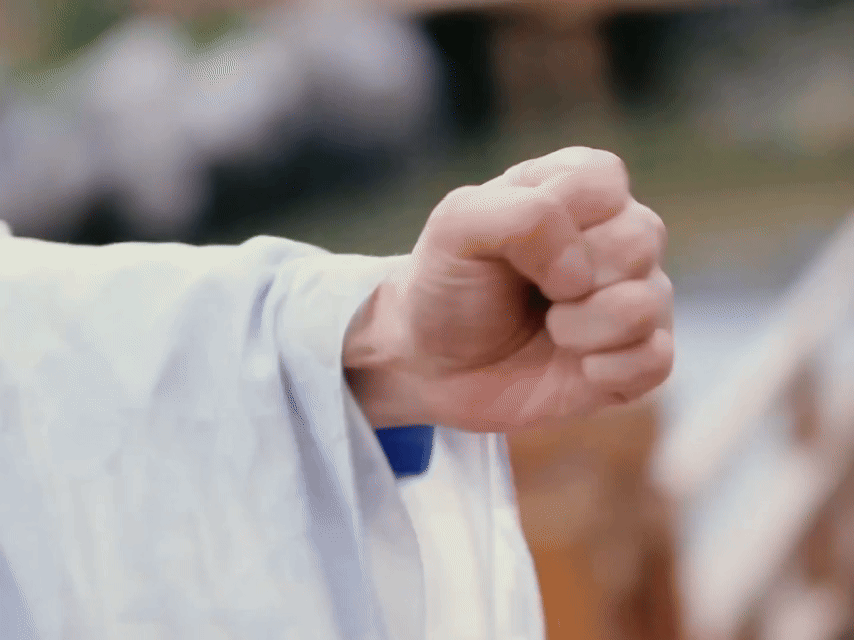 楚瑜女武一她是靠实力封神的“女武一”，不靠滤镜、不靠美颜，光是那股打出来的狠劲就