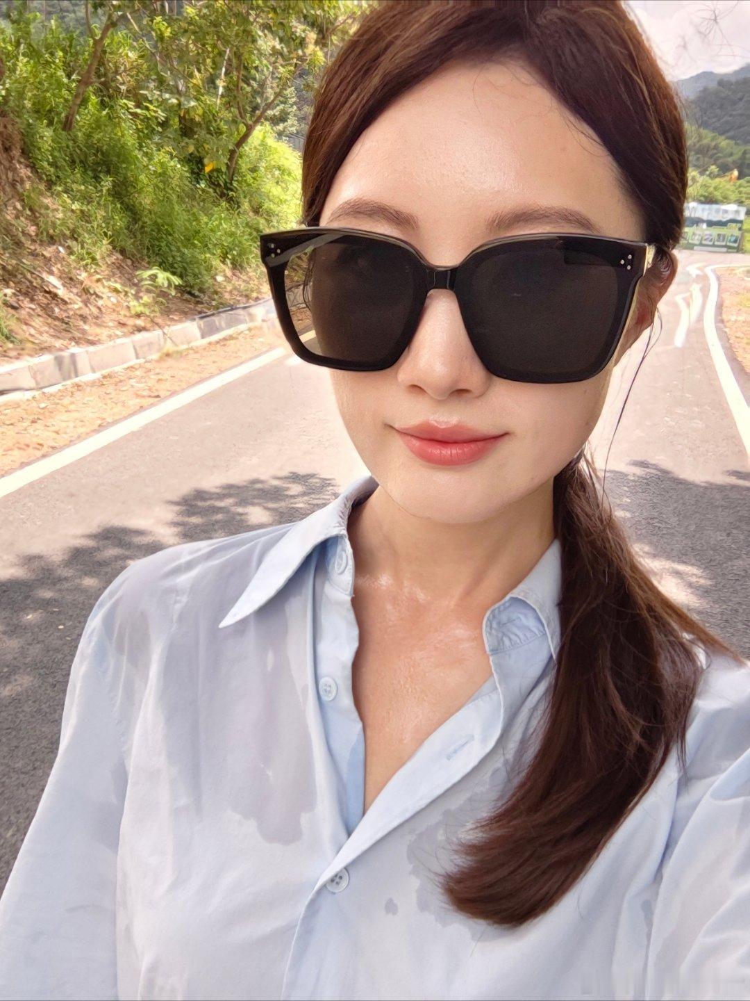 家人们 从小到大没被热成这样过还没开始拍摄，人就已经湿透了关键我就是静态呆着，还