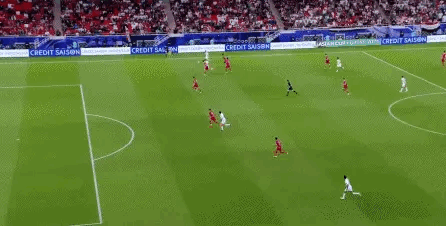 中国男足的大中锋呢？[what]背身扣篮都不如你！战火淬炼下的伊拉克足球实在是太