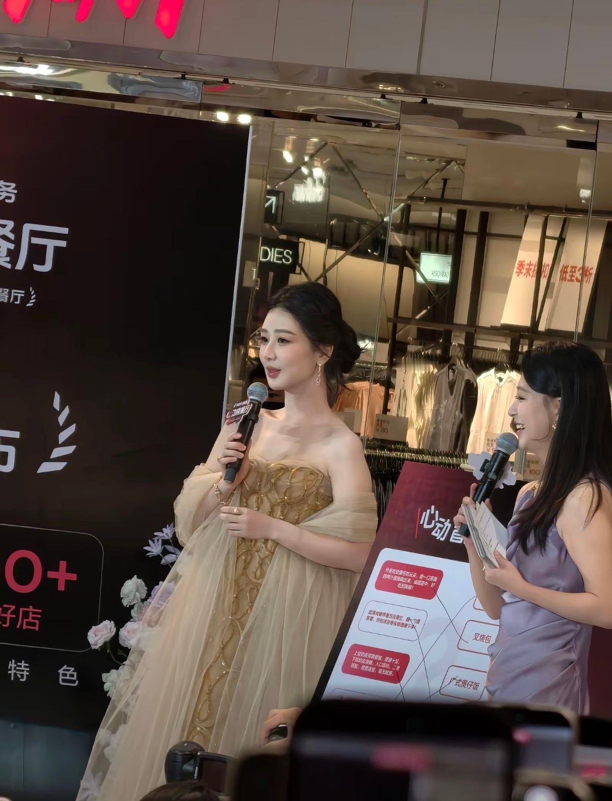 杨紫都瘦成啥样了好像可口的小蛋糕，想一口吃掉！好可爱！ 
