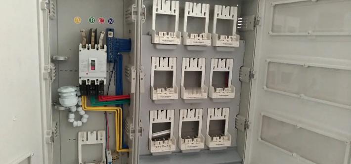 最近看到个离谱事儿，有个号称“省电高手”的家伙，全家1年居然只用1度电。这咋做到